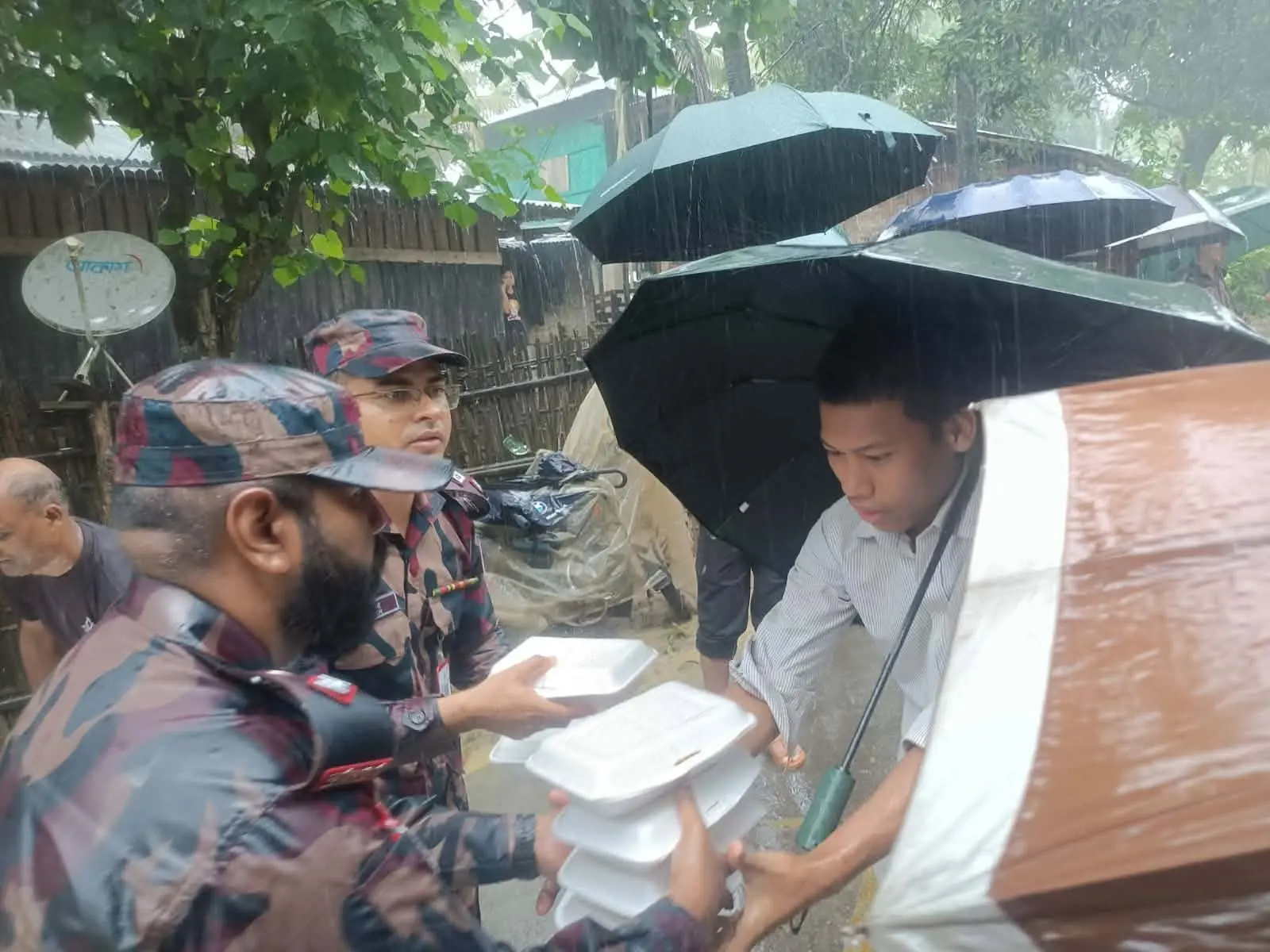 বান্দরবানের বন্যার্তদের খাদ্য সহায়তায় বিজিবি, শতাধিক পর্যটককে উদ্ধার
