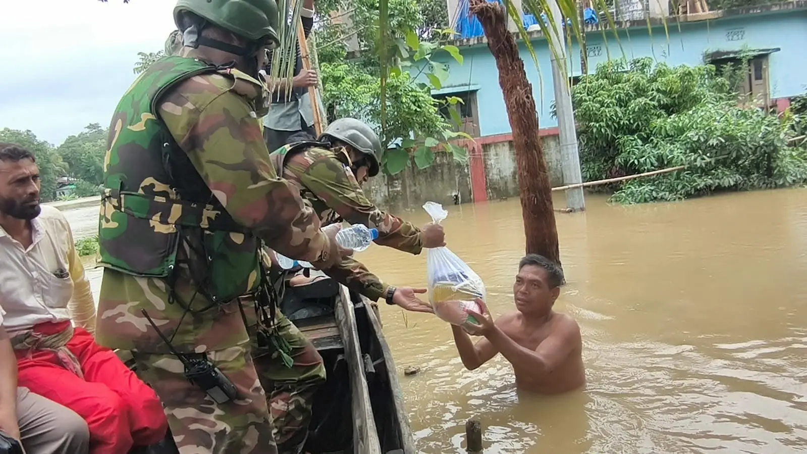বন্যাকবলিত কুহালংয়ের দুর্গম এলাকায় ৫৩ পরিবারের মাঝে সেনাবাহিনীর ত্রাণ বিতরণ