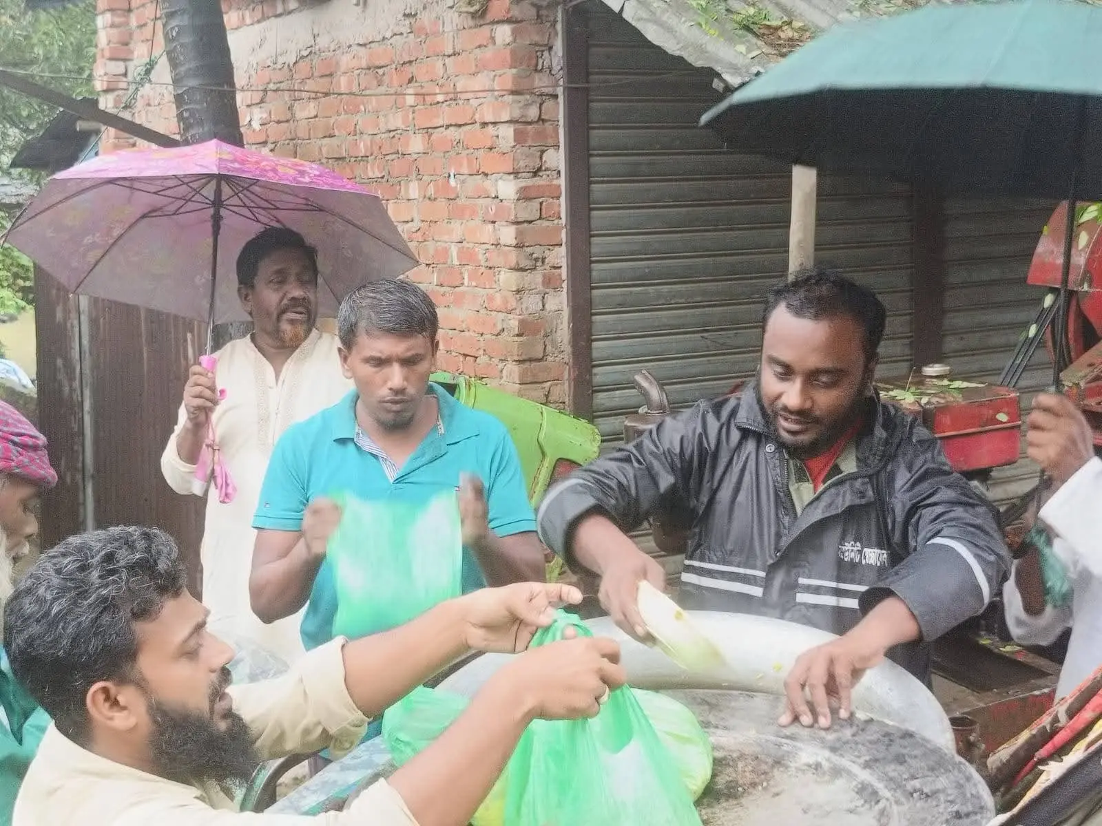 লামায় জামায়াতের উদ্যোগে পানিবন্দি মানুষের মাঝে চিকেন খিচুড়ি বিতরণ