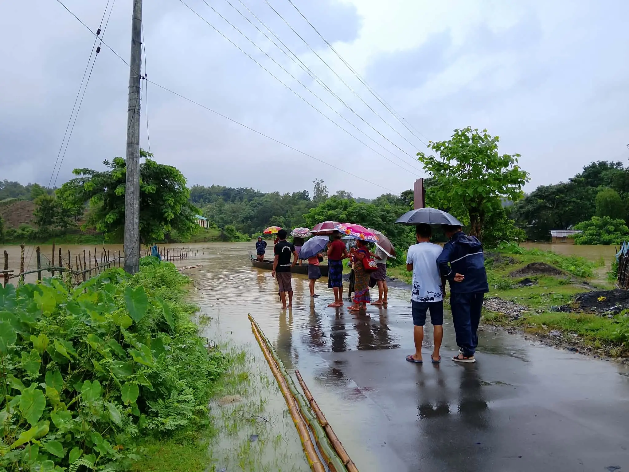 থানচিতে সড়ক ও নৌযোগাযোগ বিচ্ছিন্ন, আশ্রয়কেন্দ্রে নিম্নাঞ্চলের মানুষ