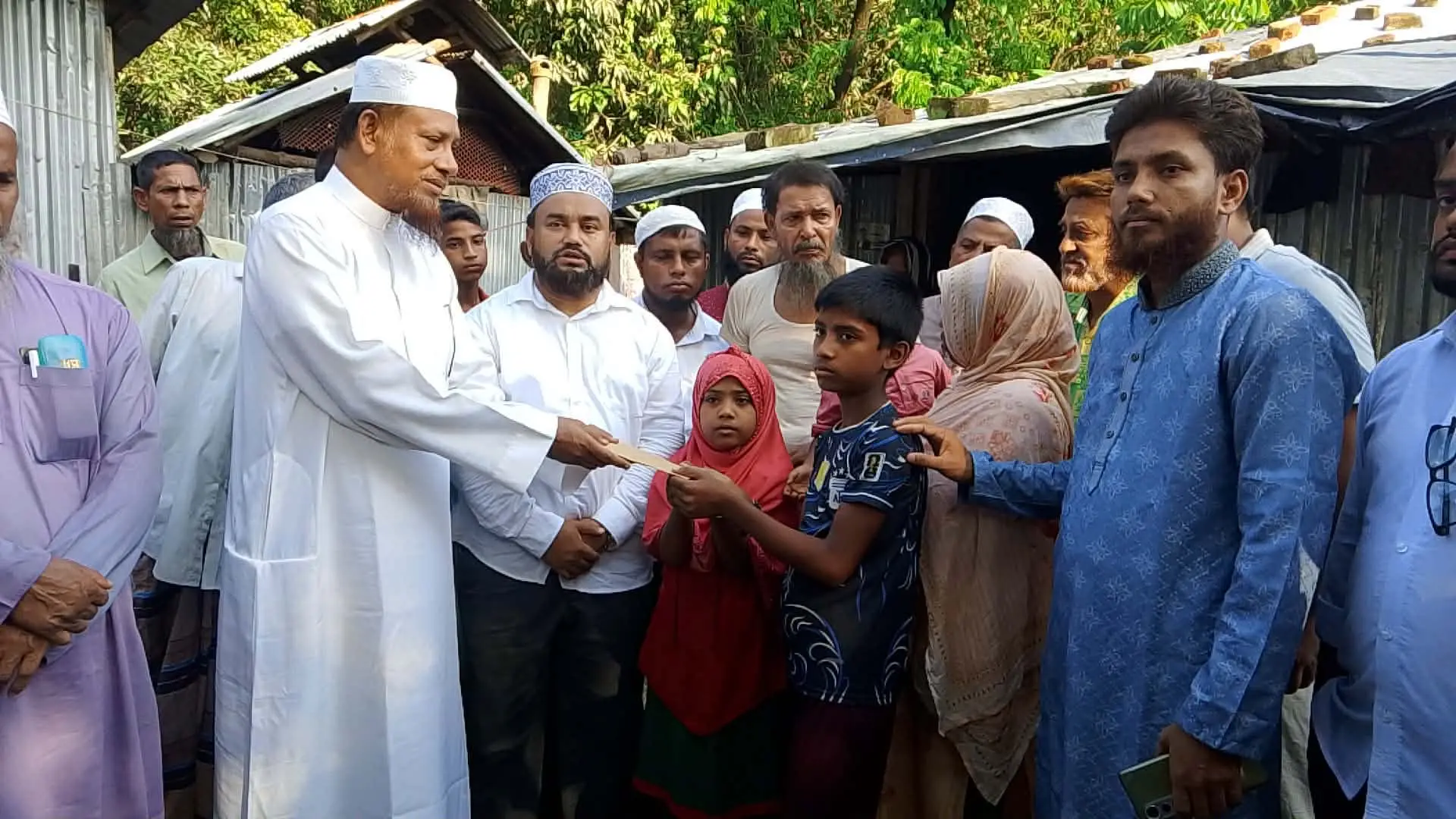 চকরিয়ায় চতুর্থ দিনের মত বন্যাদুর্গতদের পাশে জামায়াত; দুই স্থানে ত্রাণ বিতরণ, নিহত তিন পরিবারকে আর্থিক সহায়তা