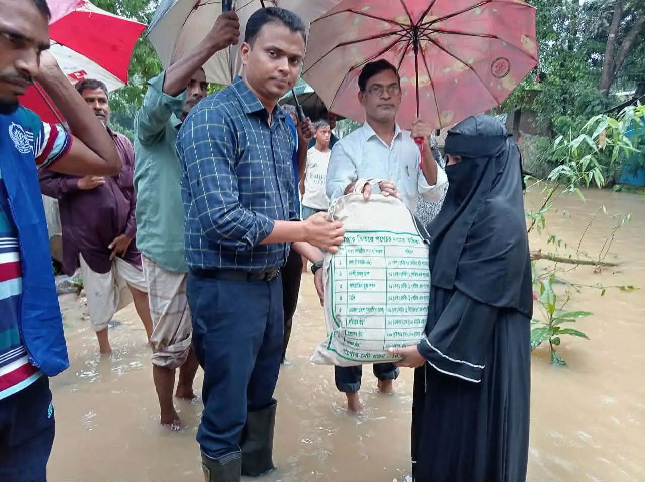 আনোয়ারায় পানিবন্দী এক হাজার পরিবারে ত্রাণ দিলেন ইউএনও
