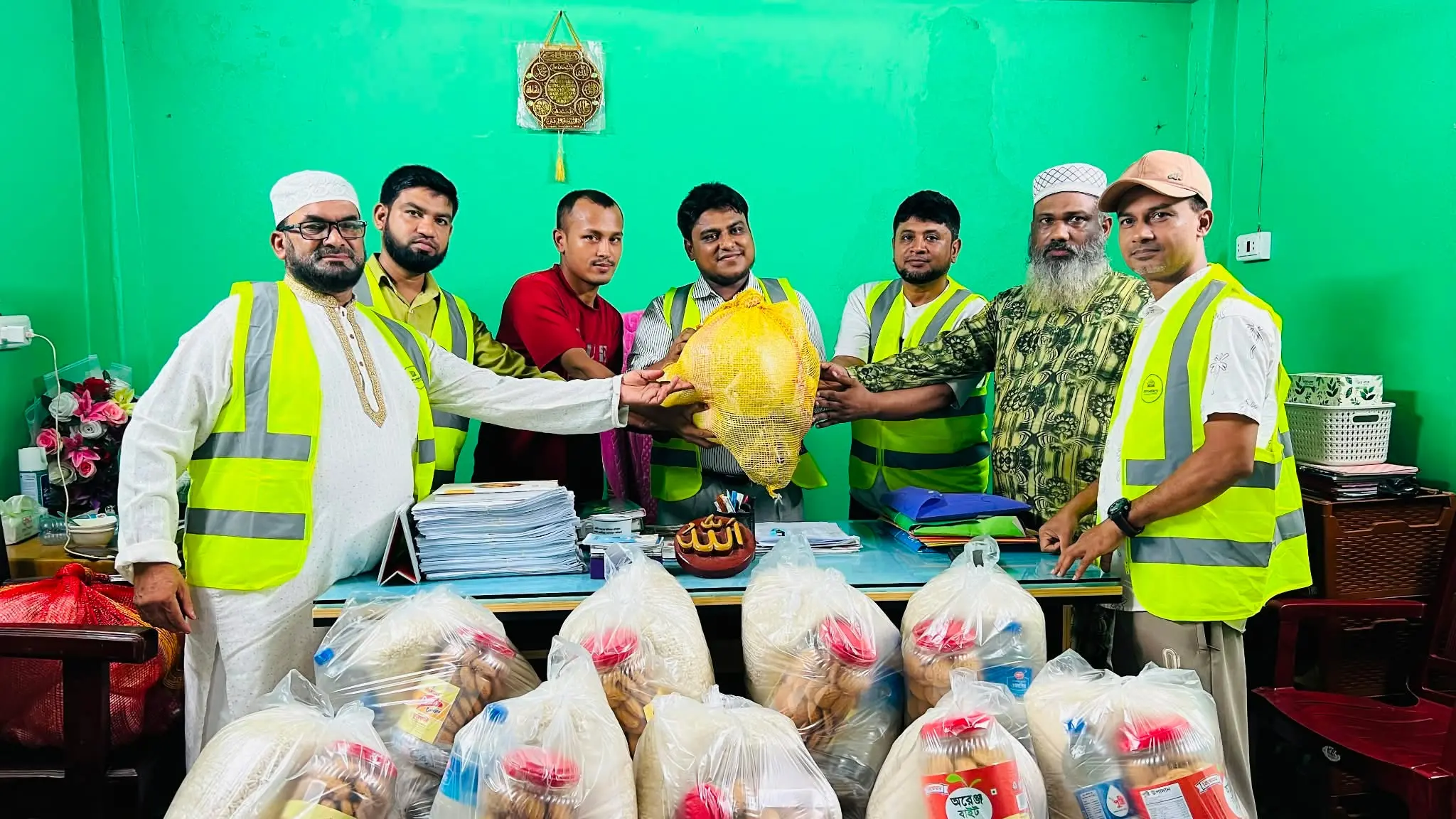 নাইক্ষ্যংছড়িতে জামায়াতে ইসলামীর ত্রাণ বিতরণ