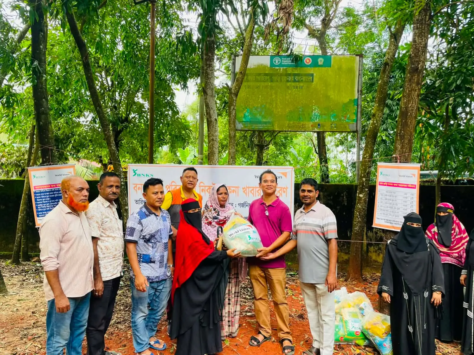 বৃহত্তর গর্জনিয়ায় বানভাসীদের মাঝে ওয়ার্ল্ড ভিশন-বিএনকেএস'র ত্রাণ বিতরণ করলেন ডিসি ও ইউএনও