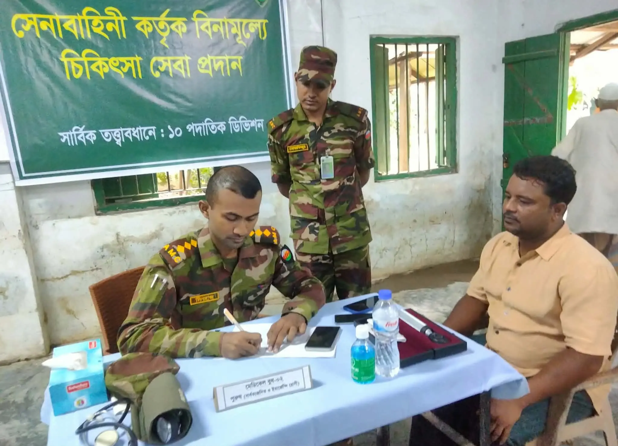 সাতকানিয়ায় বন্যা পরিস্থিতি মোকাবেলায় সেনাবাহিনী: বিনামূল্যে চিকিৎসা সেবা ও ওষুধ বিতরণ