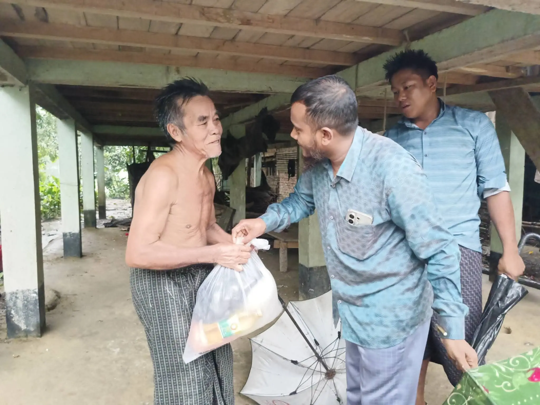 লামার ফাঁসিয়াখালীতে বন্যার্ত মানুষের পাশে ব্যবসায়ী নেজাম উদ্দিন কোম্পানি
