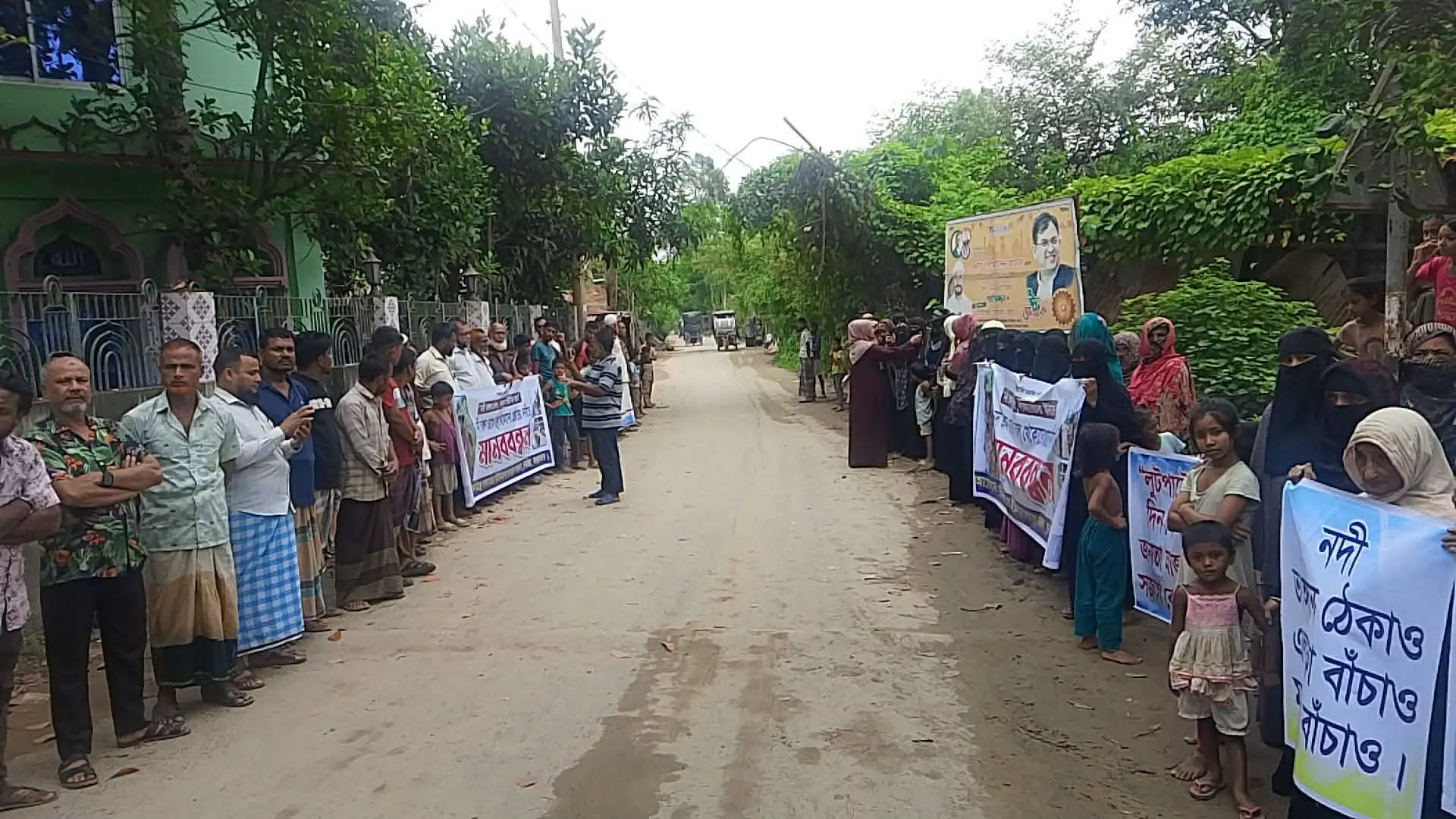 মাতামুহুরী নদী থেকে অবৈধ বালু উত্তোলনের প্রতিবাদে চকরিয়ায় মানববন্ধন