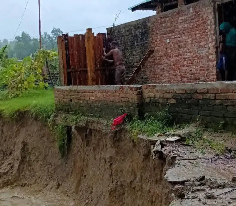 রামুর কচ্ছপিয়ার দোছড়ি খালের ভয়াবহ ভাঙনে বিলীন হচ্ছে বসতবাড়ি