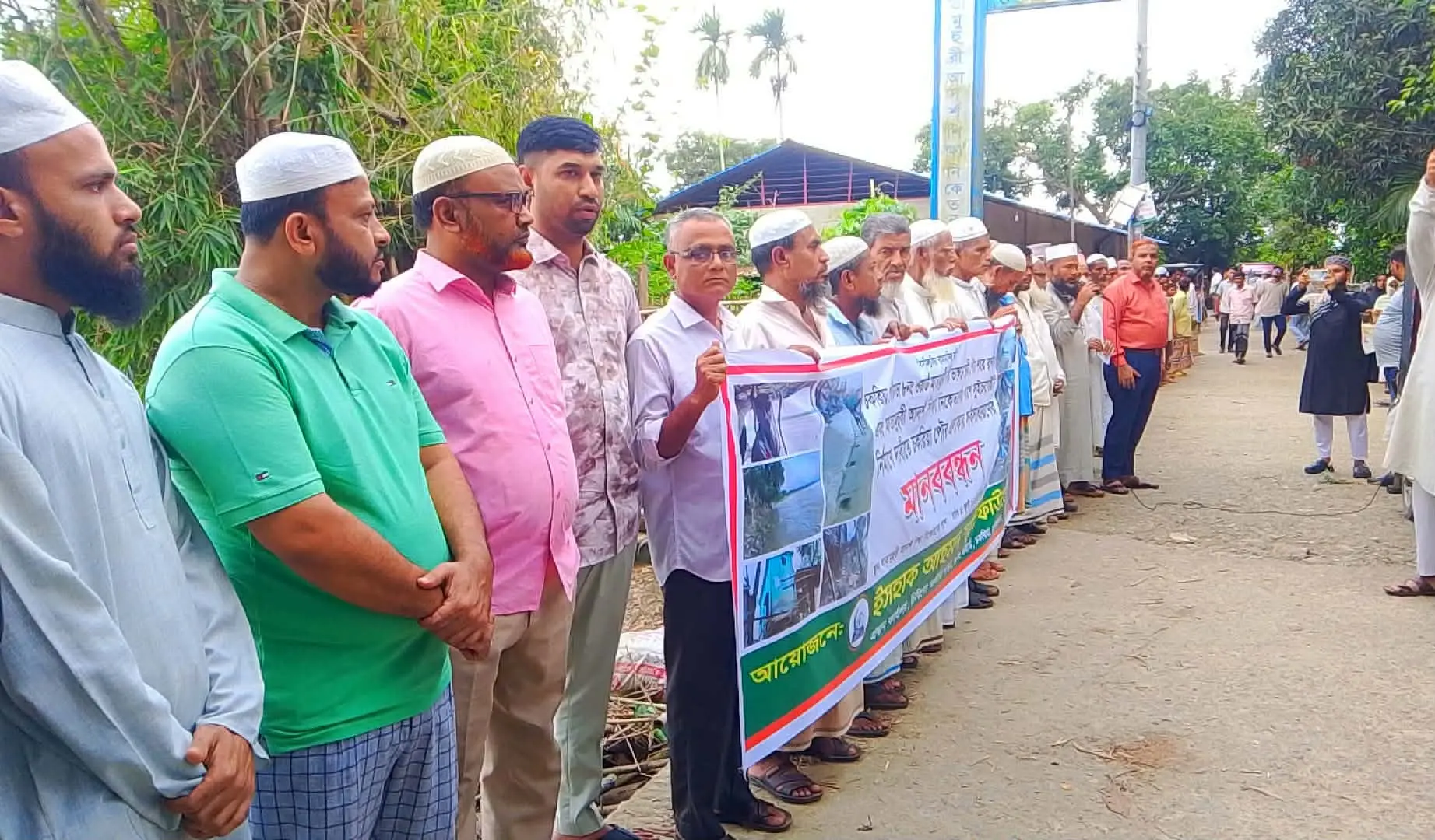 চকরিয়ায় শহর রক্ষা বাঁধ ও স্লুইসগেট নির্মাণের দাবিতে মানববন্ধন