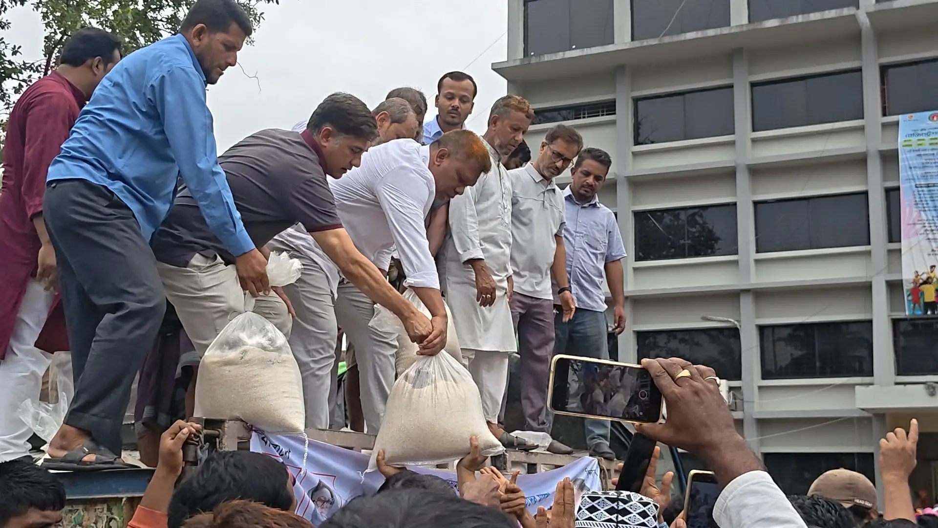 লামায় বন্যাদুর্গত ক্ষতিগ্রস্ত অসহায় ও দুস্থ মানুষের পাশে জাবেদ রেজা