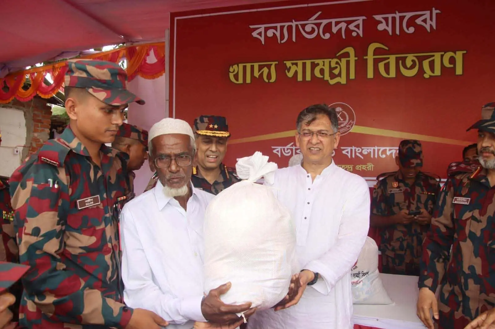 কক্সবাজারের চকরিয়ায় বিজিবির পক্ষ থেকে বন্যাদুর্গত ১৫০০ পরিবারকে ত্রাণ দিলেন স্বরাষ্ট্রমন্ত্রী; বিনামূল্যে বিজিবির চিকিৎসা পেল ৭০০ জন