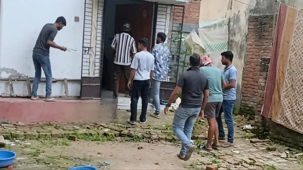 ফটিকছড়িতে ‘ফিল্মি স্টাইলে’ প্রবাসীর বাড়িতে হামলা, ভাঙচুর-লুটপাট!