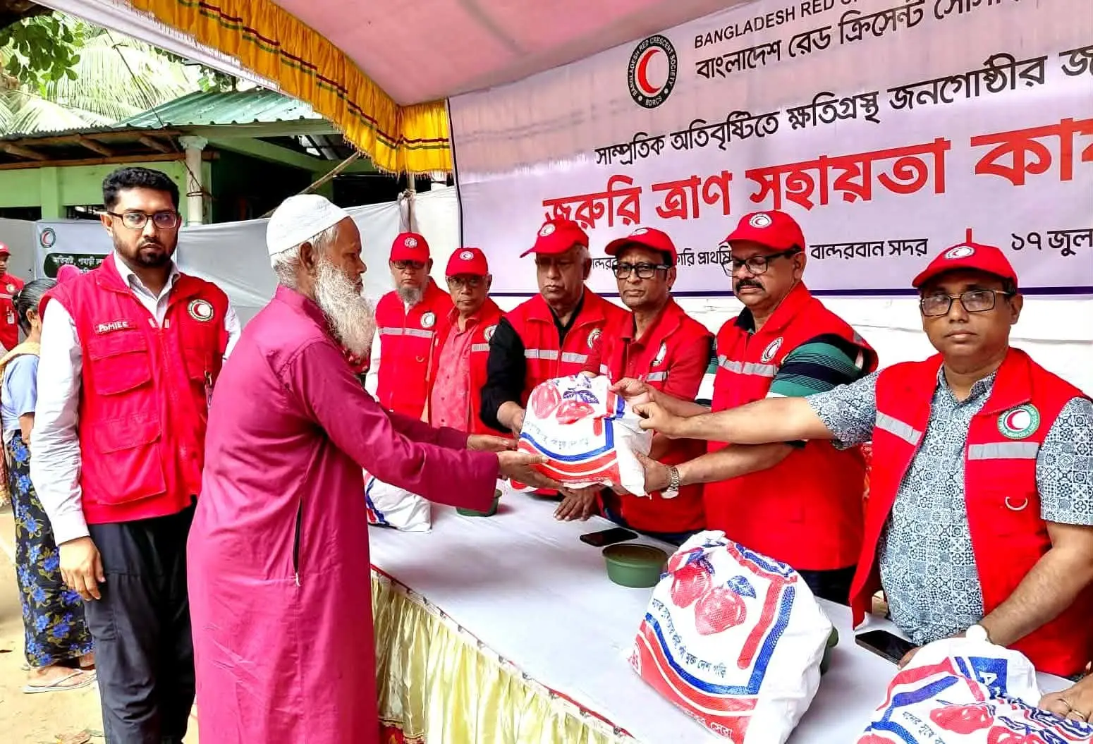 বান্দরবানে ২৫০ বন্যার্ত পরিবারের মাঝে ত্রাণ বিতরণ করলেন রেড ক্রিসেন্ট চেয়ারম্যান