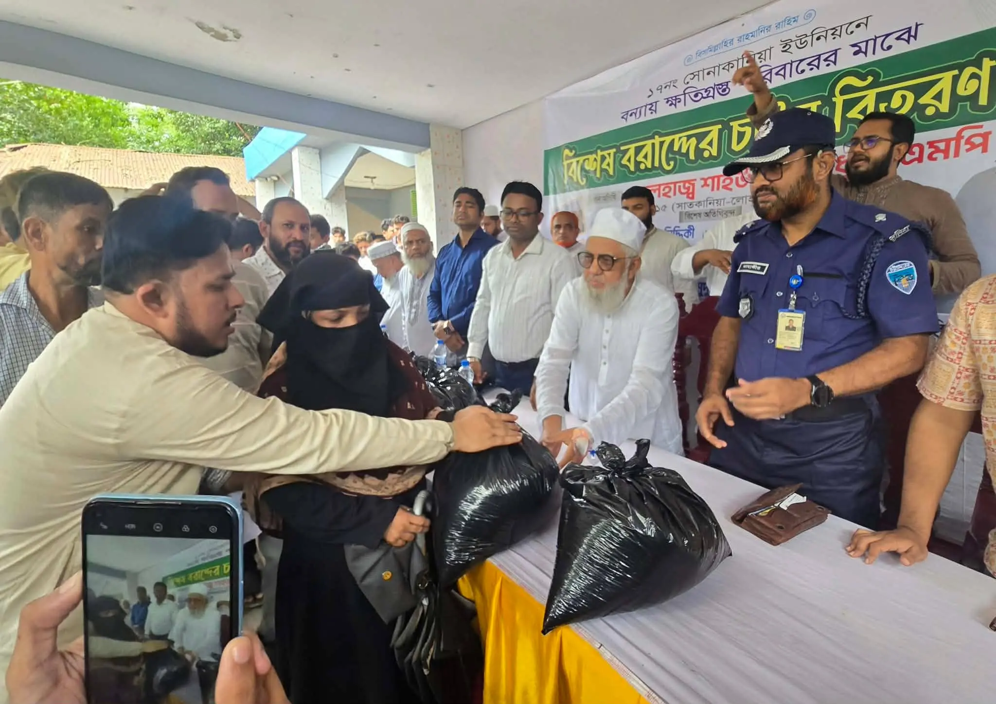 সাতকানিয়ায় বন্যার্তদের মাঝে ত্রাণ বিতরণ করলেন শাহজাহান চৌধুরী এমপি