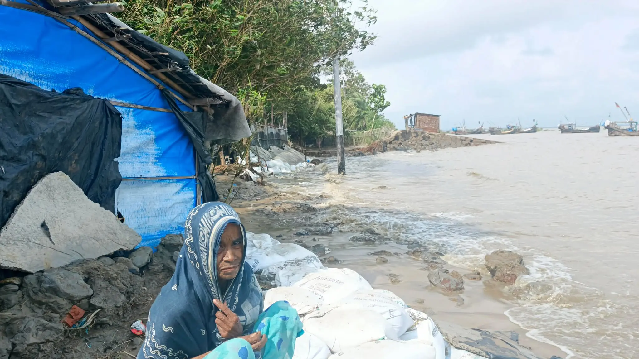 ভাঙা বেড়িবাঁধে কুতুবদিয়ার দীর্ঘশ্বাস: প্রতিটি জোয়ারে তলিয়ে যাচ্ছে ঘরবাড়ি, স্থায়ী সমাধানের অপেক্ষায় কুতুবদিয়াবাসী