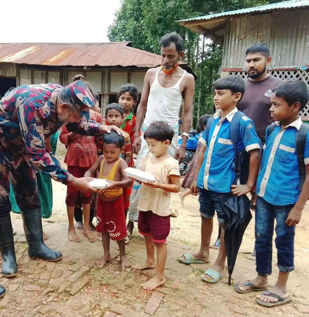 নাইক্ষ্যংছড়িতে বিজিবির ত্রাণ সহায়তা অব্যাহত, এবার পেল ২০০ শিশু