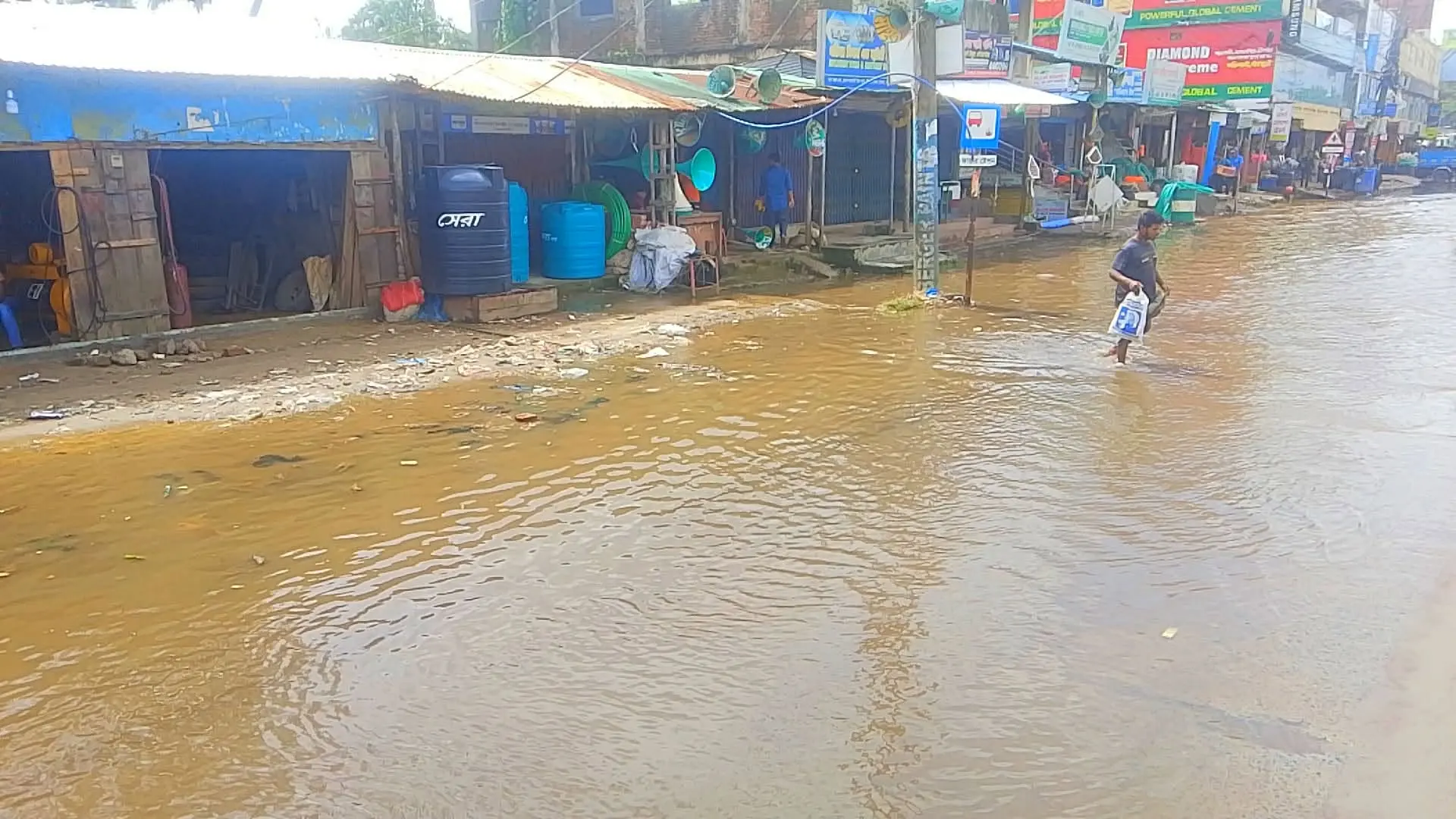 টানা ৭ দিন ধরে চকরিয়া পৌর শহরের মহাসড়কের পাশে হাঁটু পানি, ভোগান্তিতে সাধারণ মানুষ