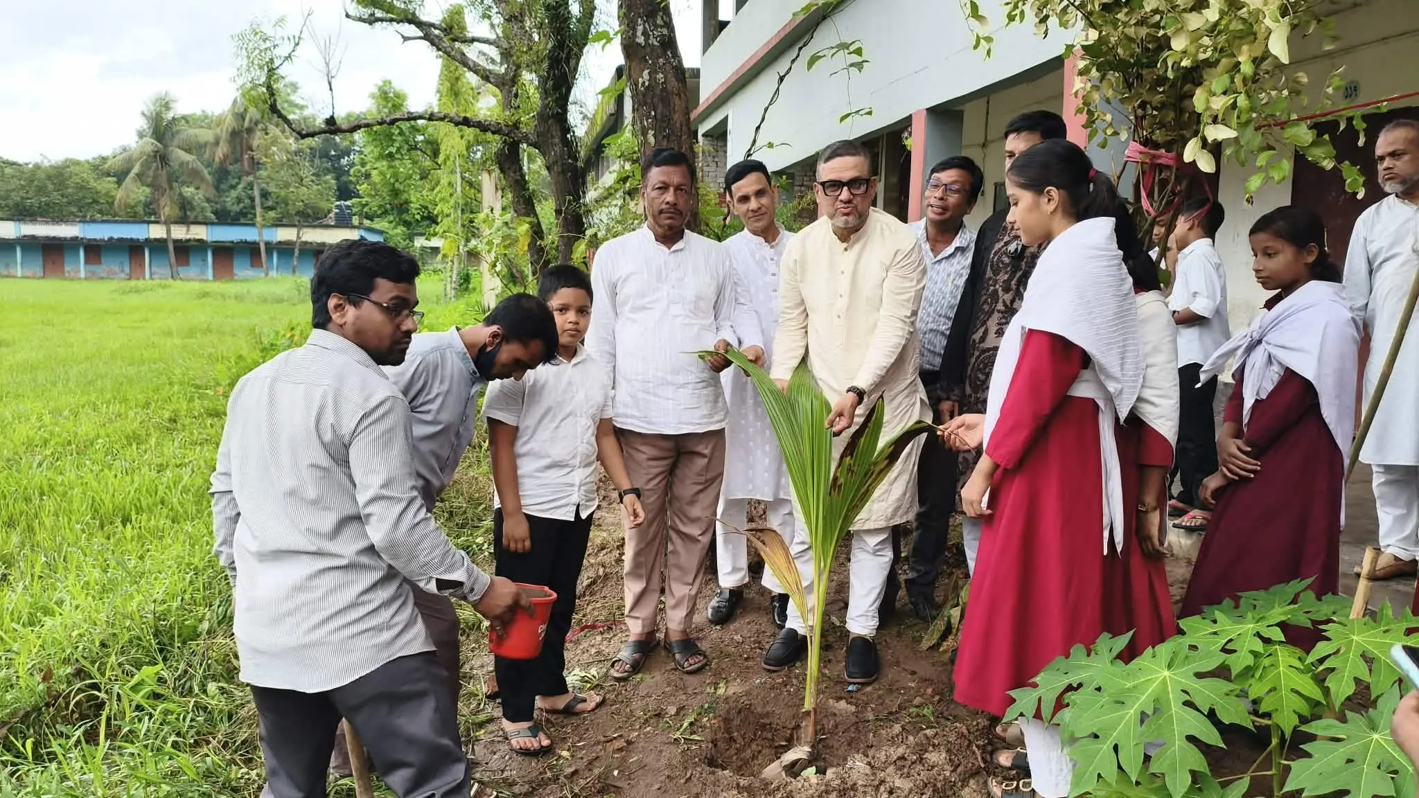 ফটিকছড়ির হাইদচকিয়ায় উচ্চ বিদ্যালয়ে অ্যাডহক কমিটির সভা ও বৃক্ষরোপণ কর্মসূচি অনুষ্ঠিত