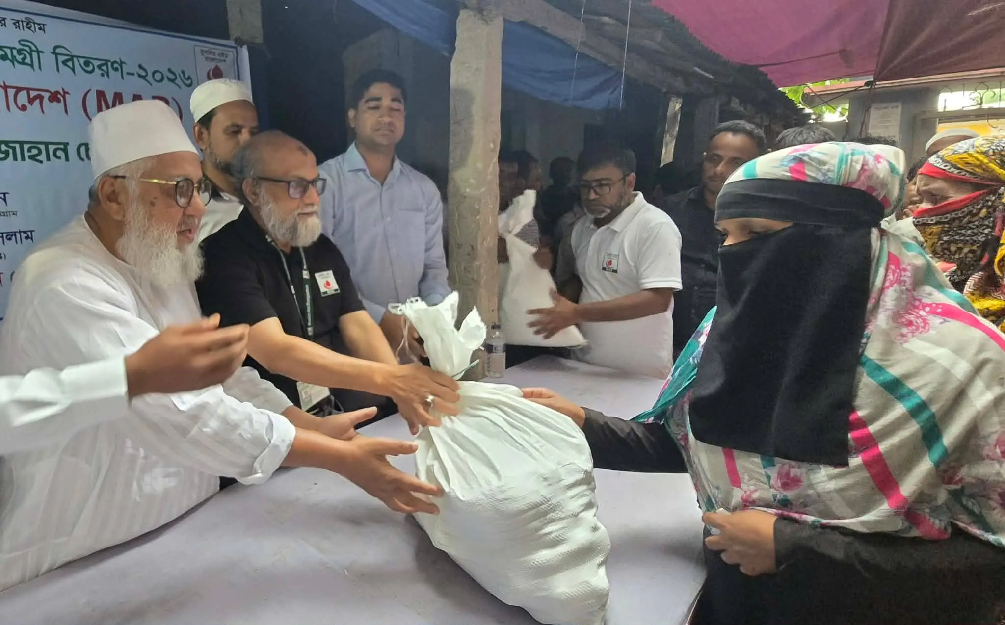 মুসলিম এইড সাতকানিয়া শাখার উদ্যোগে খাদ্যসামগ্রী বিতরণ