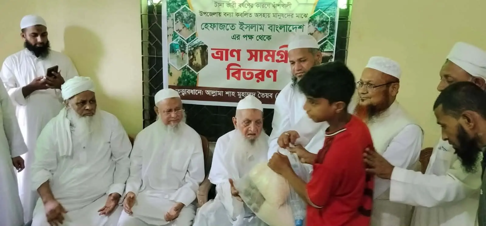 বাঁশখালীতে বন্যা দূর্গত এলাকা পরিদর্শন হেফাজত আমিরের