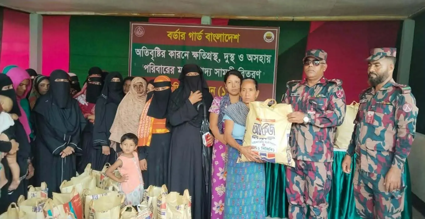 নাইক্ষ্যংছড়িতে বিজিবির ত্রাণ সহায়তা পেল বন্যা কবলিত ৬০ পরিবার