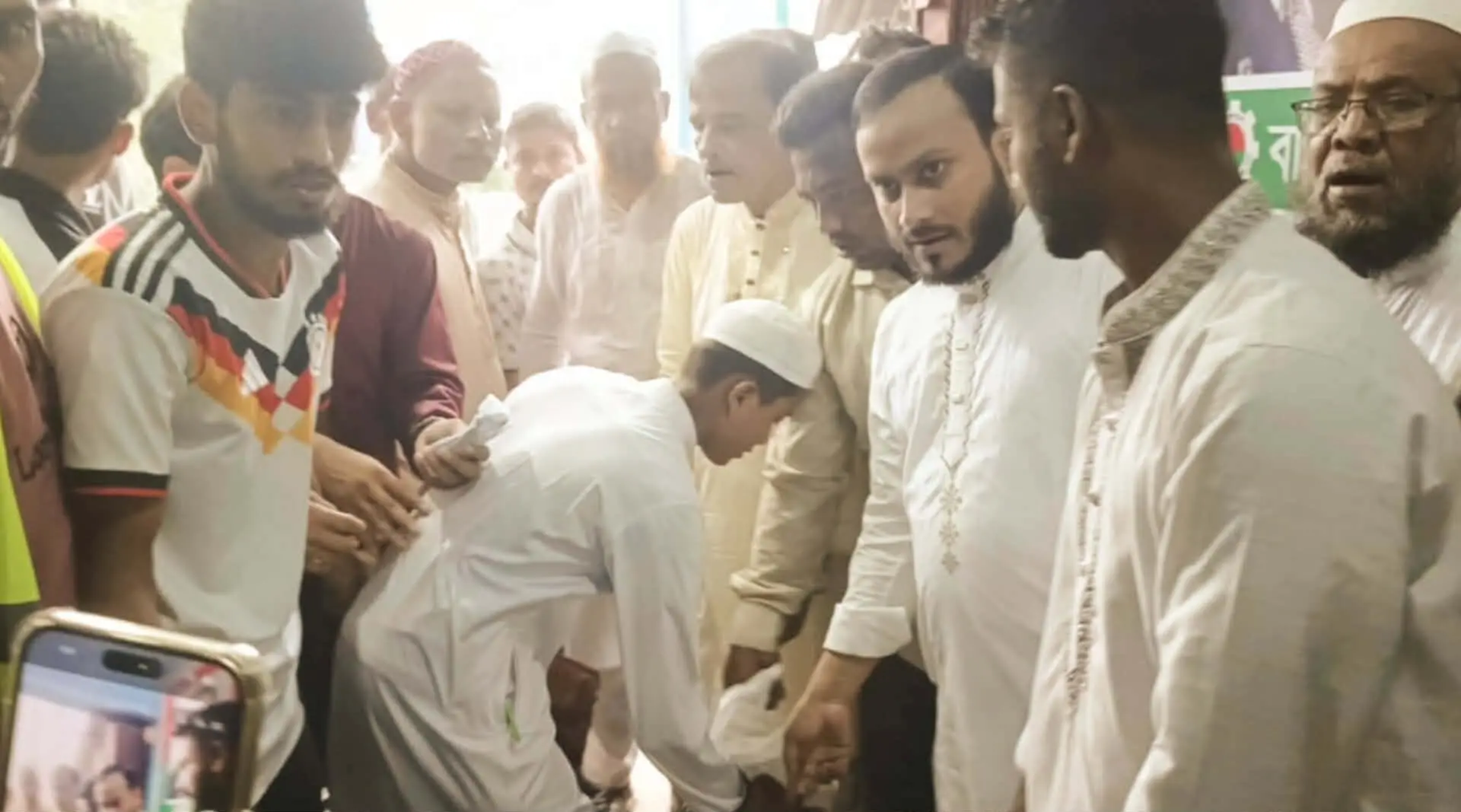 চকরিয়ায় বিএনপি নেতা মামুনের অর্থায়নে টানা চতুর্থ দফায় ত্রাণ বিতরণ