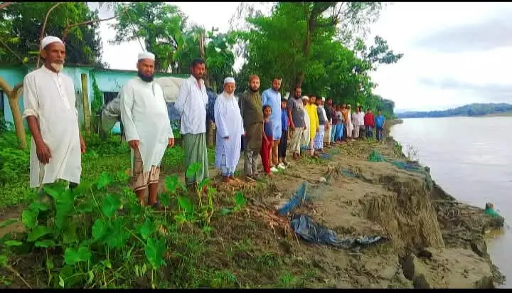 মানিকপুরে নদীভাঙন রোধ ও পুরাতন জামে মসজিদ-কবরস্থান রক্ষার দাবিতে মানববন্ধন