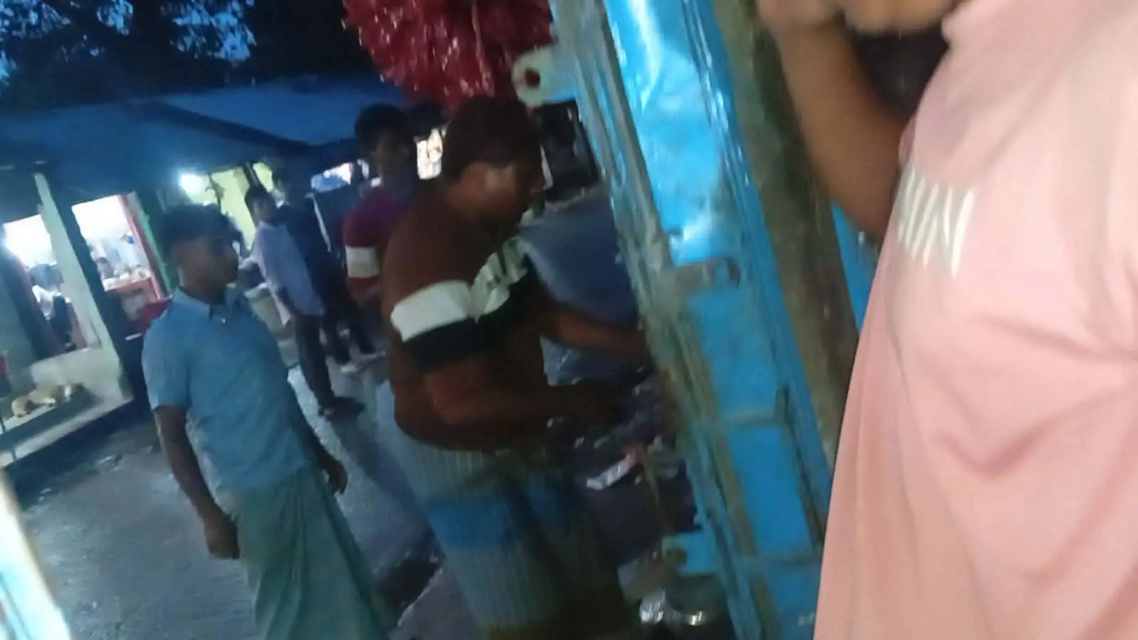 বাঁশখালীর জালিয়াখালী বাজারে দোকান ভাঙচুর ও লুটপাট
