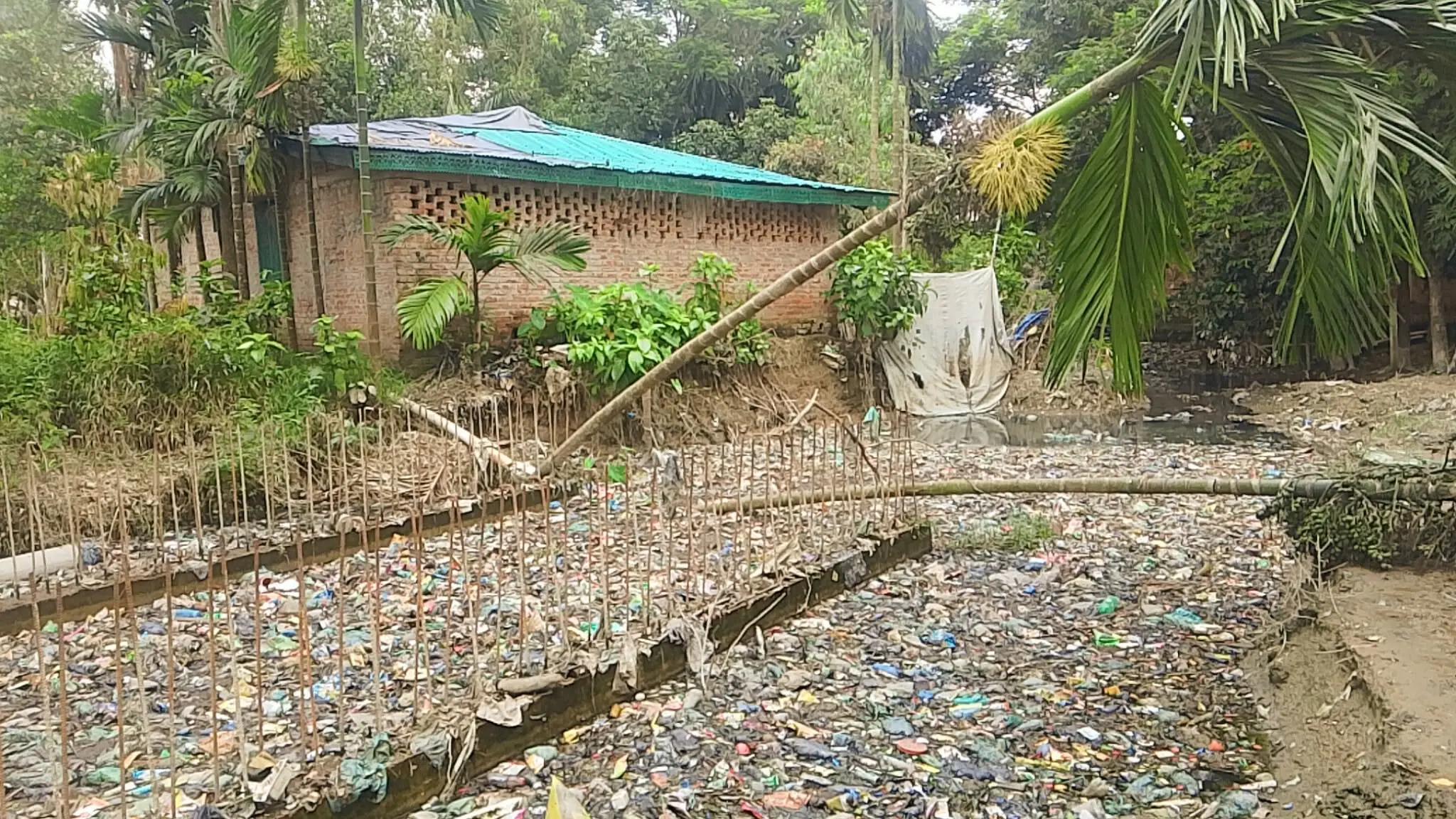 চকরিয়ায় নির্মাণাধীন ড্রেনে বসতভিটা বিলীন, ভাঙ্গণের ঝুঁকিতে একাধিক বাড়ি-ঘর