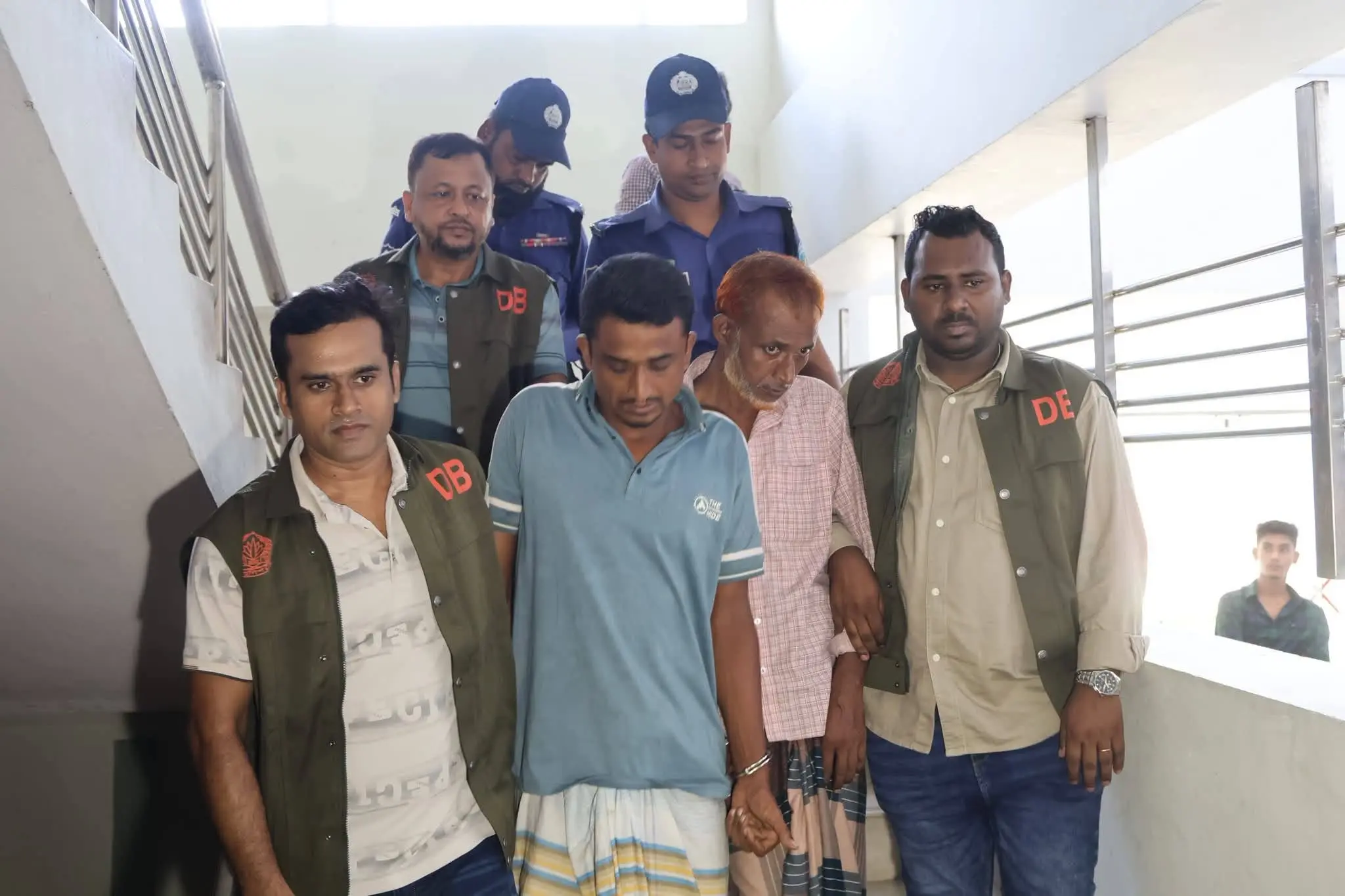 জেলা ডিবি পুলিশের অভিযানে পটিয়ার দুর্গম পাহাড়ি এলাকা থেকে দুই আসামি গ্রেপ্তার