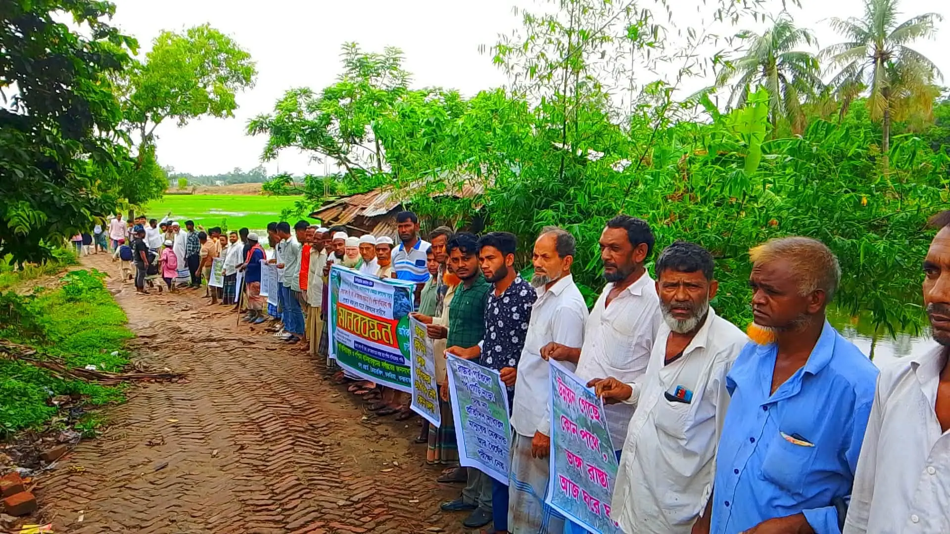 ২৩ বছরেও সংস্কার হয়নি শহীদ এনামুল হক সড়ক, মানববন্ধনে দ্রুত সংস্কারের দাবি