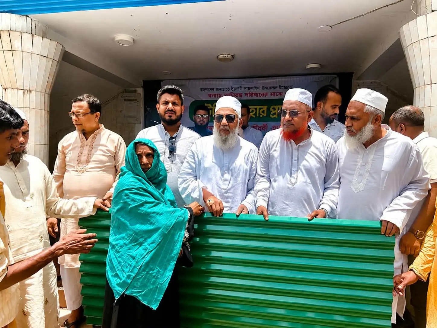 বন্যায় গৃহহীন পরিবারের পাশে জামায়াত, সাতকানিয়ায় ঢেউটিন বিতরণ করলেন শাহজাহান চৌধুরী এমপি