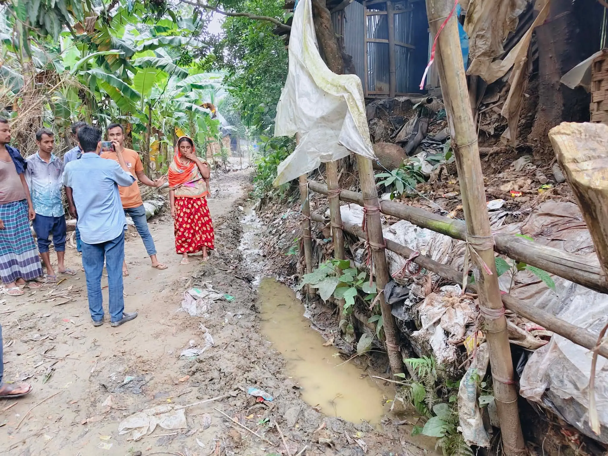 লামায় বসতবাড়ি ও দোকান রক্ষায় পাহাড় কাটা বন্ধের দাবিতে থানায় অভিযোগ