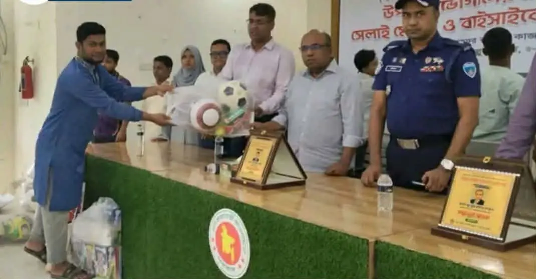 রামুতে ক্রীড়াসামগ্রী বিতরণ করলেন এমপি কাজল