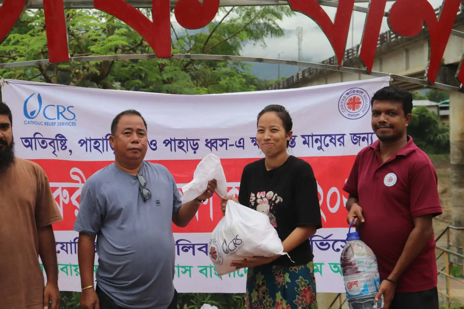 থানচিতে বন্যার্তদের মাঝে কারিতাসের খাদ্য সহায়তা