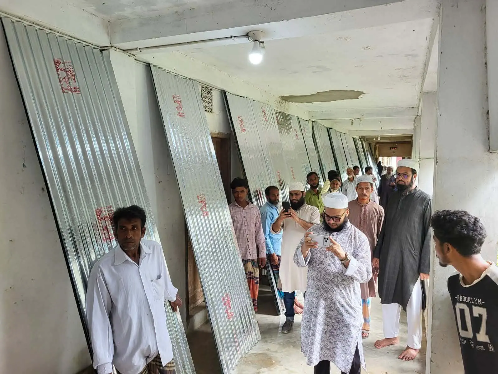 বাঁশখালীর সরল ইউনিয়নে মাওলানা হাবীব উল্লাহ (রহ.) ফাউন্ডেশনের উদ্যোগে ঢেউটিন বিতরণ