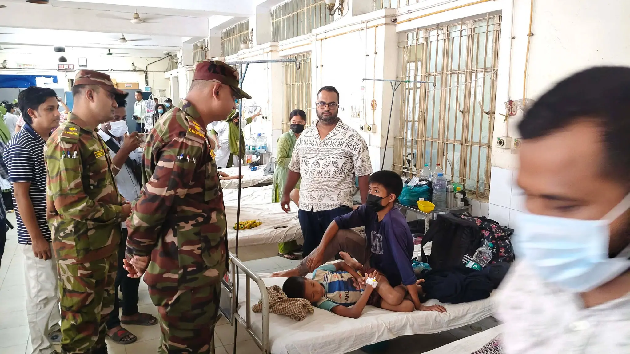 হামে আক্রান্তদের পাশে বান্দরবান সেনা জোন, সদর হাসপাতালে জোন কমান্ডারের মানবিক পরিদর্শন