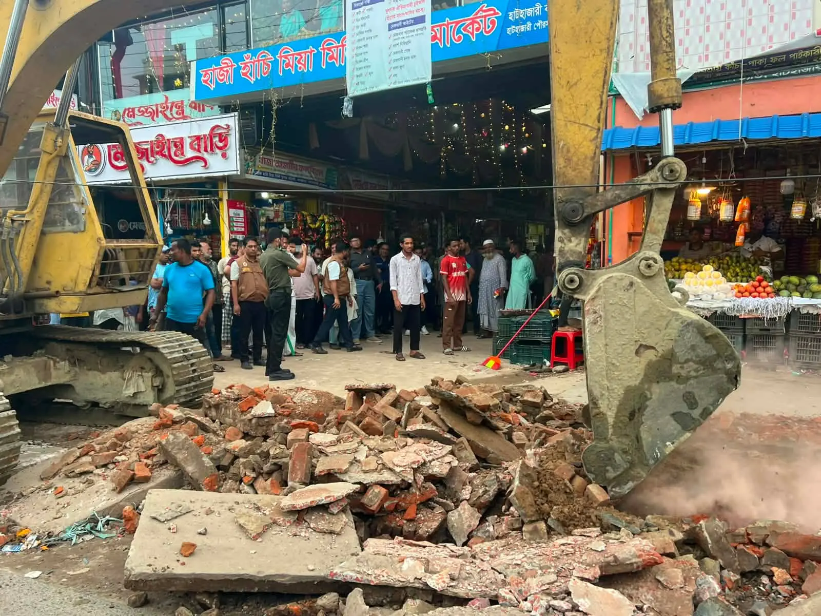 যানজট নিরসনে বাসস্ট্যান্ডে ইউএনওর উচ্ছেদ অভিযান