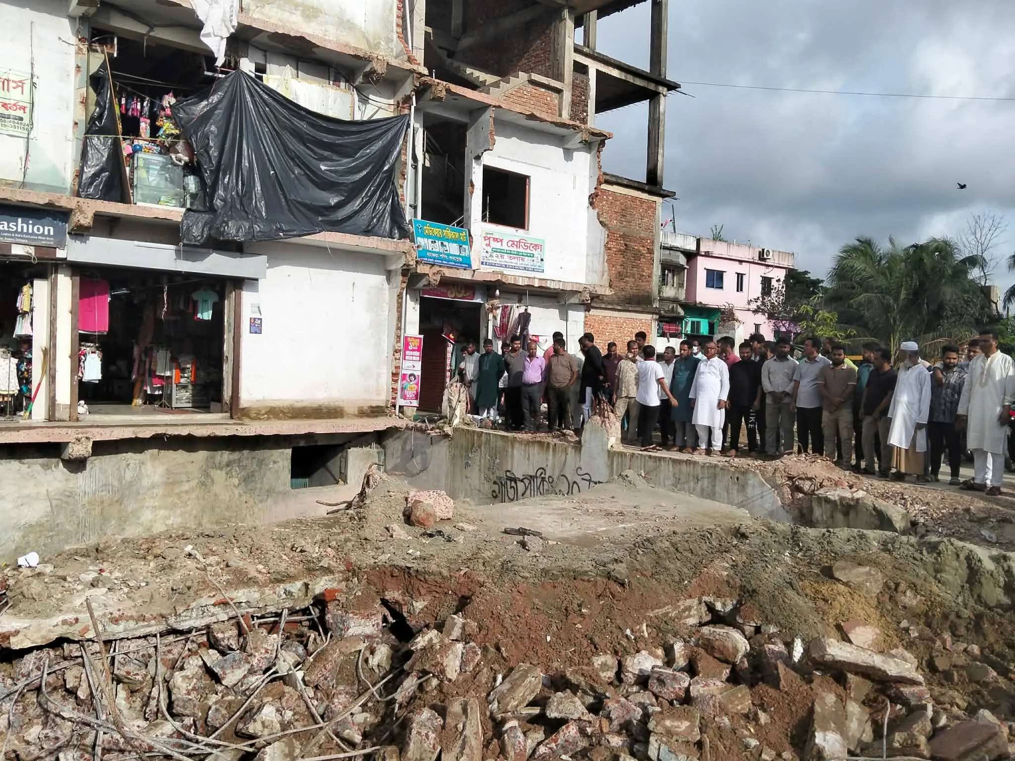 আনোয়ারায় শপিং মলের সামনে বিপজ্জনক গর্ত!