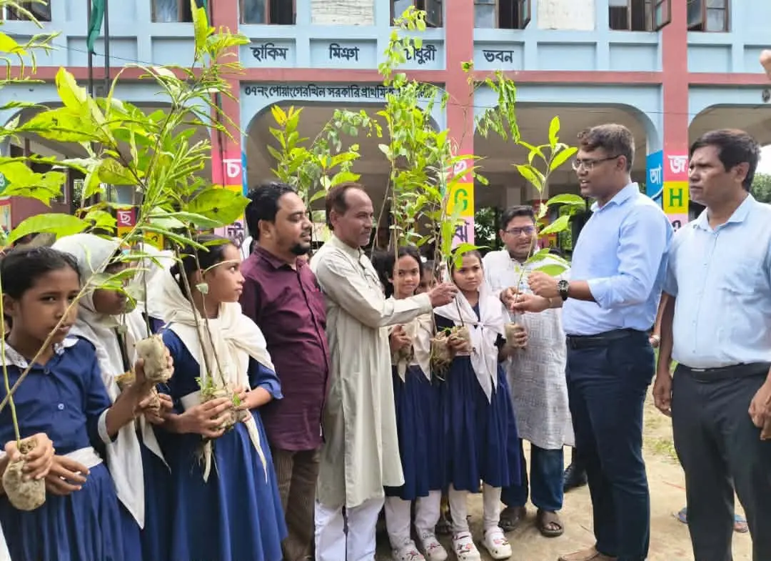 রামুর গর্জনিয়ার পোয়াঙ্গেরখিল সরকারি প্রাথমিক বিদ্যালয়ে শিক্ষার্থীদের মাঝে চারা বিতরণ করলেন ইউএনও জিল্লুর রহমান