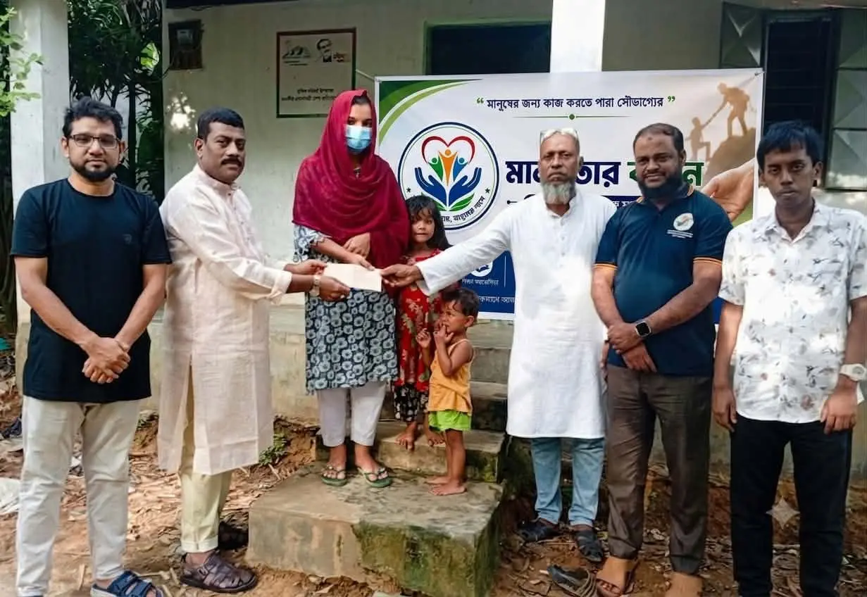 পটিয়ায় 'মানবতার বন্ধন'-এর পক্ষ থেকে ইসরাফিলের পরিবারকে অর্থসহায়তা