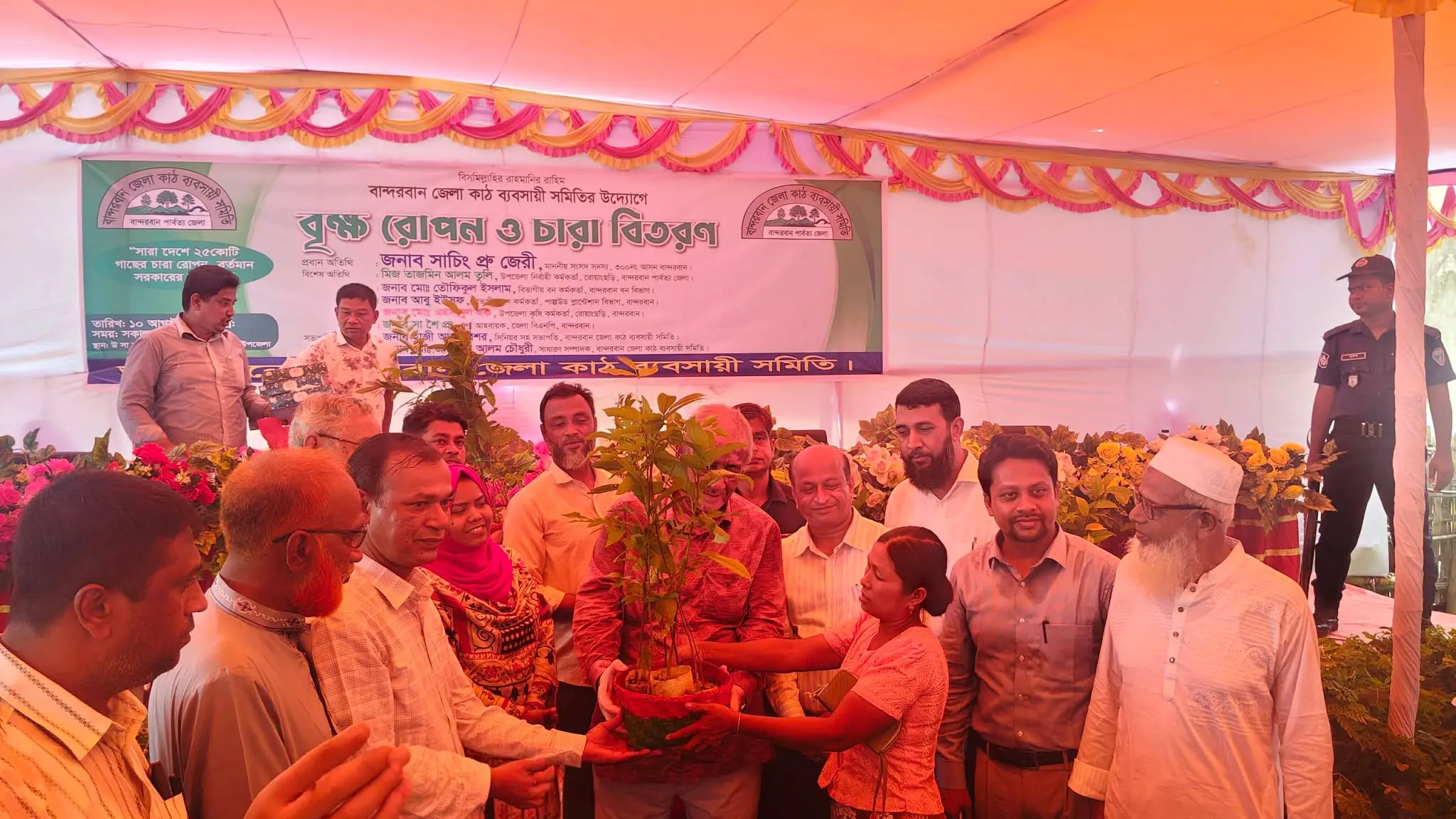 বান্দরবান কাঠ ব্যবসায়ী সমিতির উদ্যোগে রোয়াংছড়িতে বৃক্ষরোপণ ও চারা বিতরণ