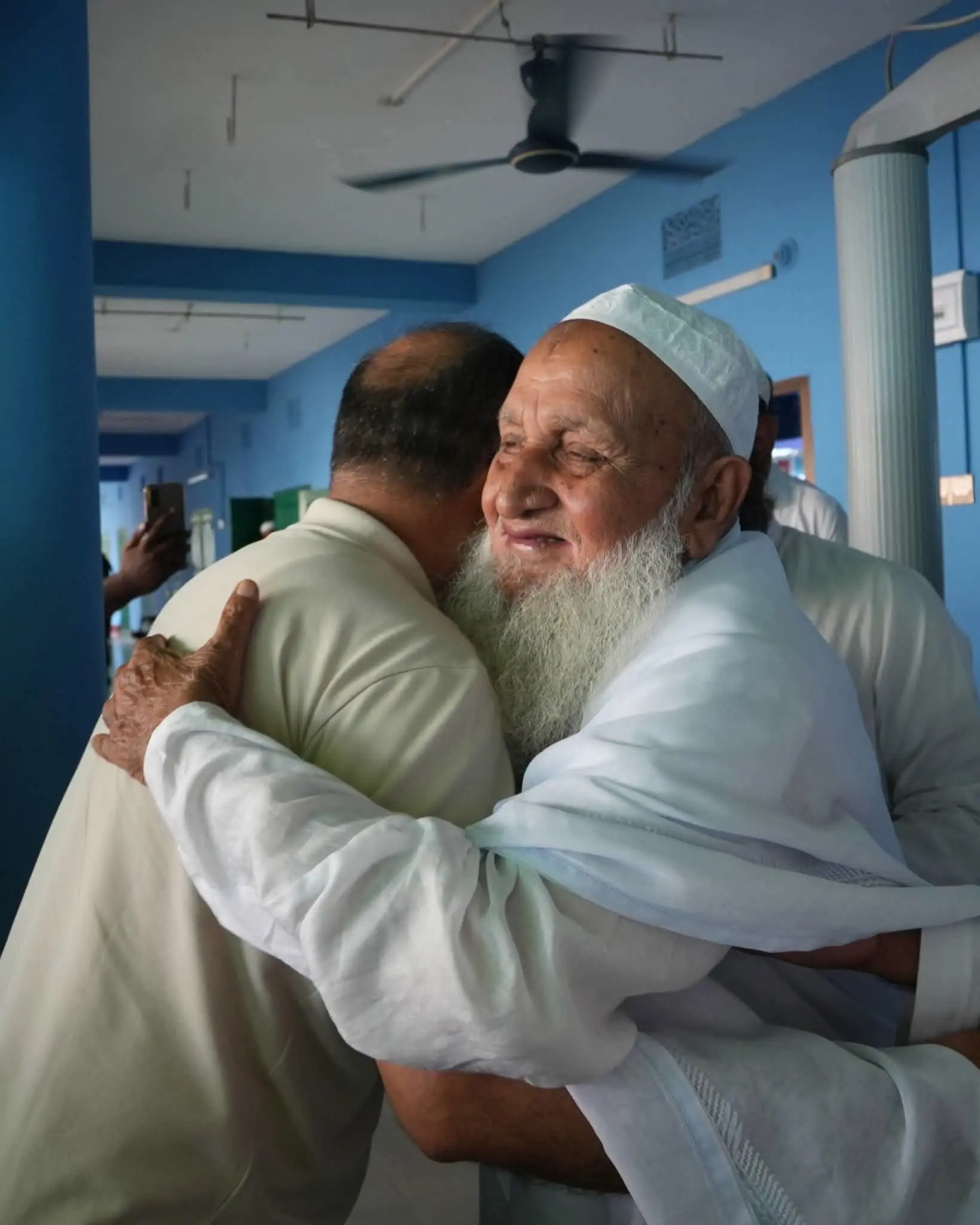 বাবুনগরীকে বুকে জড়িয়ে ধরলেন তারেক রহমান, আবেগাপ্লুত হয়ে কাঁদলেন হেফাজত আমির