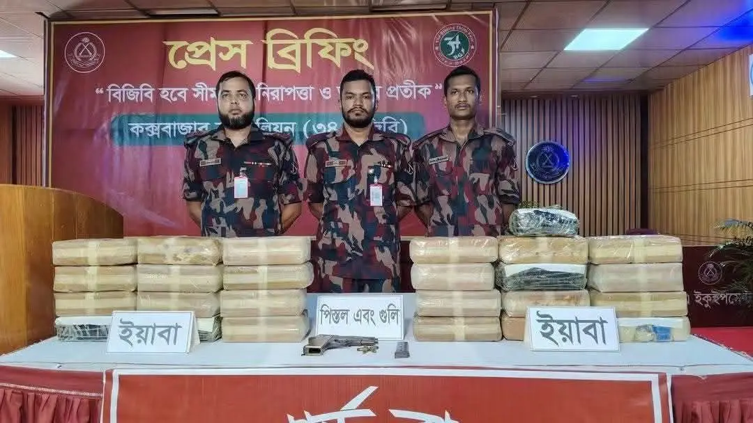 নাইক্ষ্যংছড়ির ঘুমধুম বিওপির সফল অভিযান: বিপুল ইয়াবা ও বিদেশি পিস্তল উদ্ধার