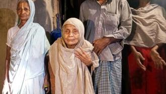 পটিয়ায় জলাবদ্ধতায় একমাত্র ঠিকানা হারিয়ে নির্বাক অপু বিশ্বাস: মাটির ঘর ভেঙে বিলীন, প্লাস্টিকের বিছানায় রাত কাটছে রিকশাচালক ও বৃদ্ধ মায়ের