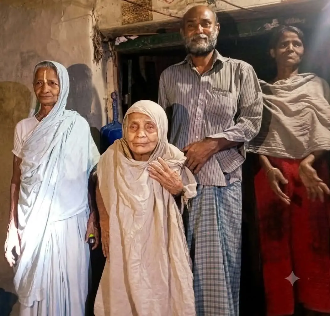 পটিয়ায় জলাবদ্ধতায় একমাত্র ঠিকানা হারিয়ে নির্বাক অপু বিশ্বাস: মাটির ঘর ভেঙে বিলীন, প্লাস্টিকের বিছানায় রাত কাটছে রিকশাচালক ও বৃদ্ধ মায়ের