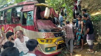 আলীকদমে বাস দুর্ঘটনায় হেলপার নিহত, আহত ১১