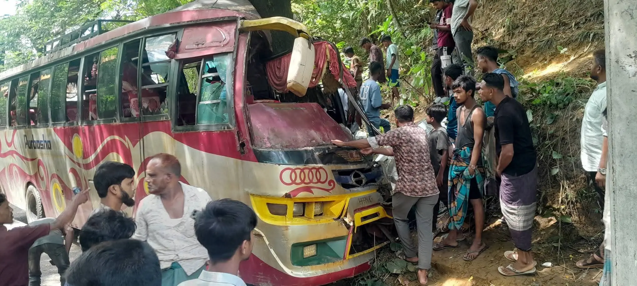 আলীকদমে বাস দুর্ঘটনায় হেলপার নিহত, আহত ১১