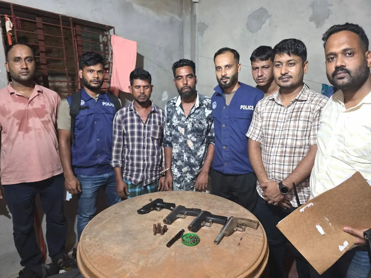 হাটহাজারীতে অস্ত্র তৈরির কারখানায় পুলিশের হানা: ৫টি দেশীয় অস্ত্র ও গুলিসহ আটক ২