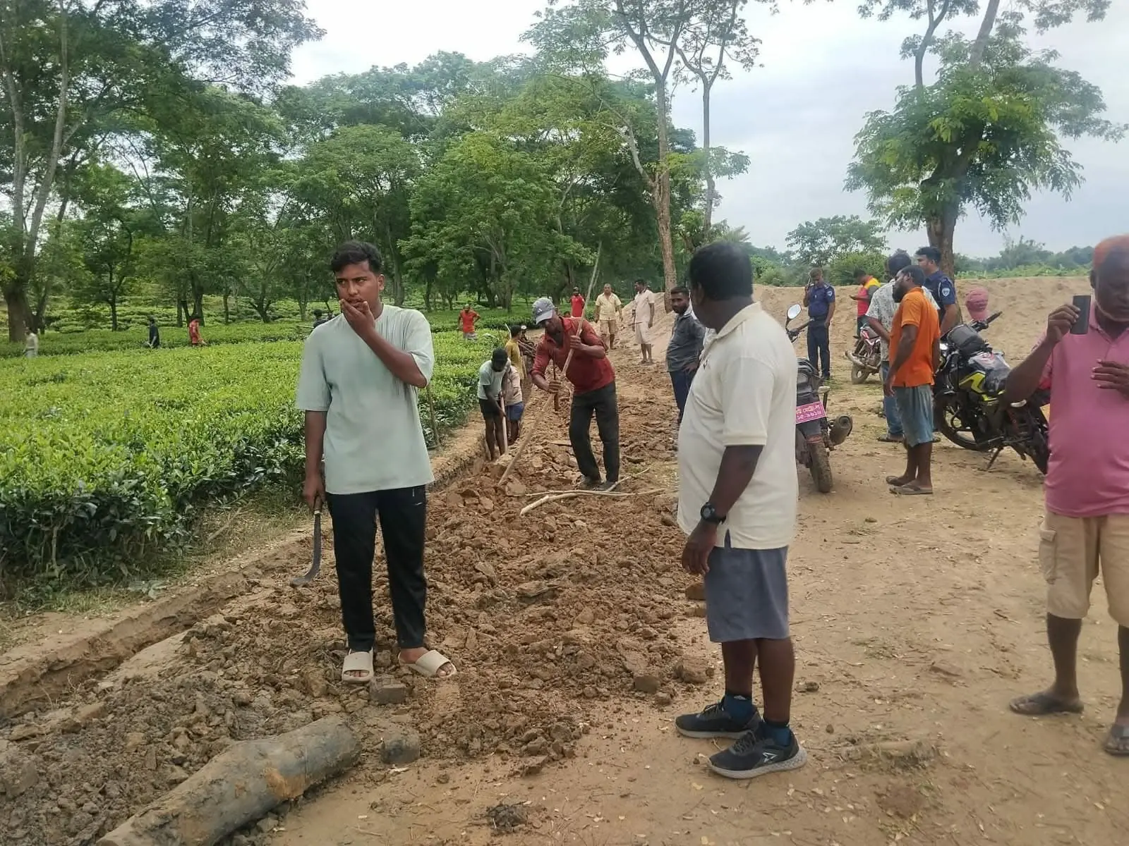 ফটিকছড়ির নেপচুন চা-বাগানে সড়ক ও নালা খনন নিয়ে বিরোধ, পাল্টাপাল্টি অভিযোগ